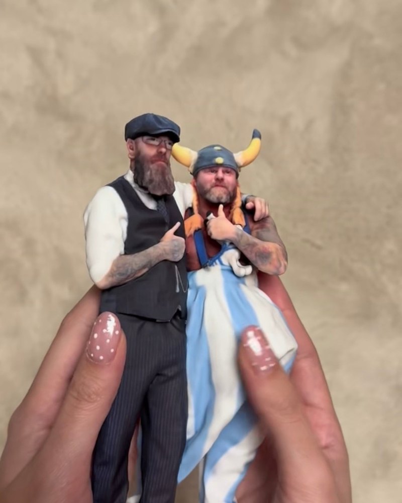 Mock-up 3D-printed two-person figurine in costume