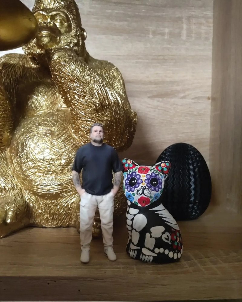 Mock-up 3D-printed figurine of a man on a shelf